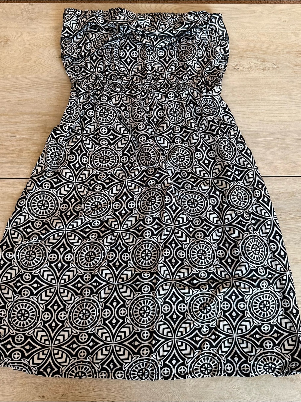 escapada Black and White Strapless Printed Dress